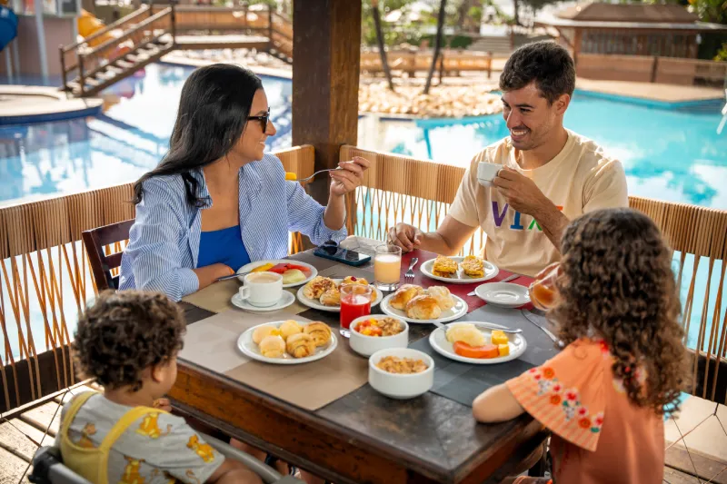 Família tomando café da manhã no Cana Brava